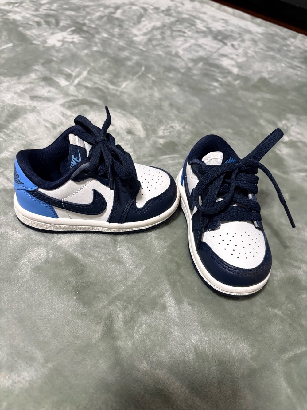 Nike Kids Navy, White & Light Blue Low-Top Sneakers